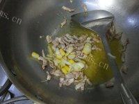 家常菜茼蒿炒肉丝做法图解6)
