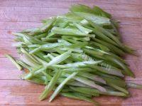 家有大厨之芹菜炒肉做法图解2)