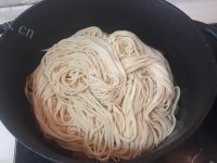 美味的铁锅豆角焖面做法图解12)