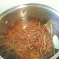 美味的蕨菜干排骨汤的做法图解二