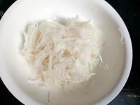 喷香的凉拌萝卜丝做法图解4)