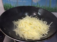 色香味俱全的炒土豆丝做法图解4)