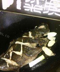 美味的红烧比目鱼做法图解5)