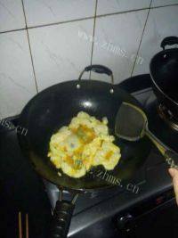 美味的西红柿蛋炒饭做法图解5)