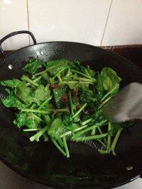 让人怀念的清炒菠菜做法图解3)