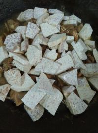 特色美食芋头焖鸭做法图解9)