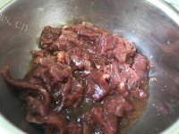 家常菜青瓜炒牛肉做法图解2)