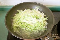 美味的萝卜丝豆腐玉米面肉饼做法图解3)