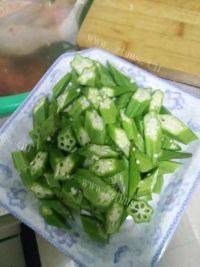 家常菜秋葵炒肉片做法图解2)