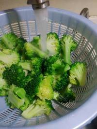 好吃的生煎排骨烩西兰花做法图解5)