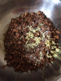 美味的猪肉洋葱包子做法图解7)