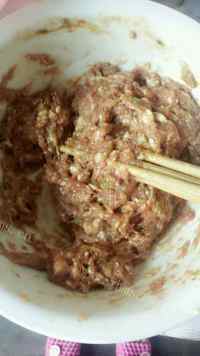 美味的豆腐皮肉卷做法图解2)