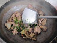 鲜美筋道的鸡肉炖土豆做法图解6)