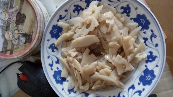 热腾腾的糖醋藕片