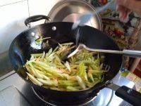 家常菜芹菜炒土豆做法图解9)