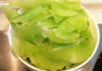 家有大厨之莴笋炒肉做法图解1)