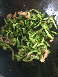 家常菜西兰花炒肉做法图解4)