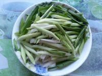 家常菜腊肠炒青蒜做法图解1)