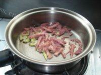 孩子爱吃牛肉炒蒜苔做法图解7)