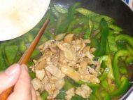 菜椒炒肉做法图解7)