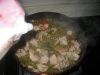 酸豆角炒肉做法图解7)