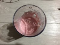 甜甜的草莓奶昔做法图解3)