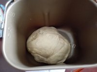 自制葡萄干小餐包做法图解4)