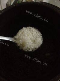 养颜的红枣黑米粥做法图解7)