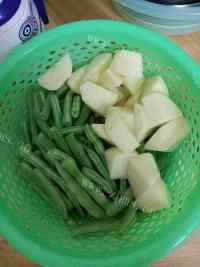 家常土豆豆角炖肉片做法图解2)