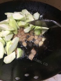 家常菜丝瓜炒肉做法图解6)
