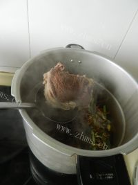 美味的五香卤牛肉做法图解6)