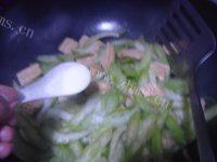 家常菜腐竹炒芹菜做法图解6)