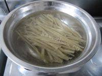 很有食欲的酸菜猪肉炖粉条做法图解4)