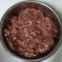 色香味俱全的麻辣香肠做法图解3)