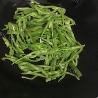 家常菜青椒炒鸡蛋做法图解3)