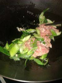 诱人的酸菜肉丝面做法图解3)