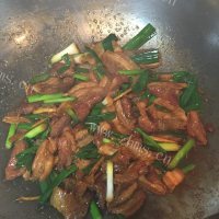 色香味浓的蒜苗炒五花肉做法图解8)