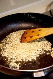 好吃不腻的蒜茸开背蒸龙虾做法图解4)