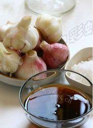 美味的腌糖蒜做法图解6)