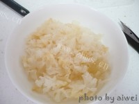 清爽的百合银耳莲子汤做法图解4)