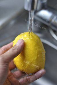 口味极佳的蜜渍柠檬做法图解2)