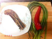 家常菜蒜薹炒腊肉做法图解1)