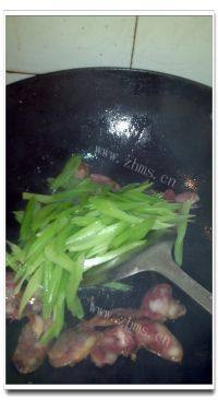 家常菜芹菜炒腊肠做法图解6)