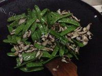 香菇炒荷兰豆做法图解4)