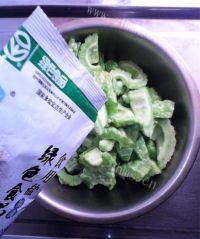 家常菜苦瓜烧肉做法图解3)