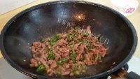 香菜炒牛肉做法图解8)