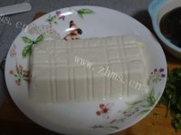 色泽鲜亮的皮蛋豆腐做法图解4)