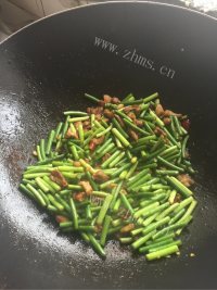 香飘十里的蒜苔炒肉做法图解8)