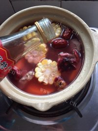 美味的红菌粟米排骨汤做法图解5)