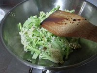 家常菜炒花菜做法图解4)